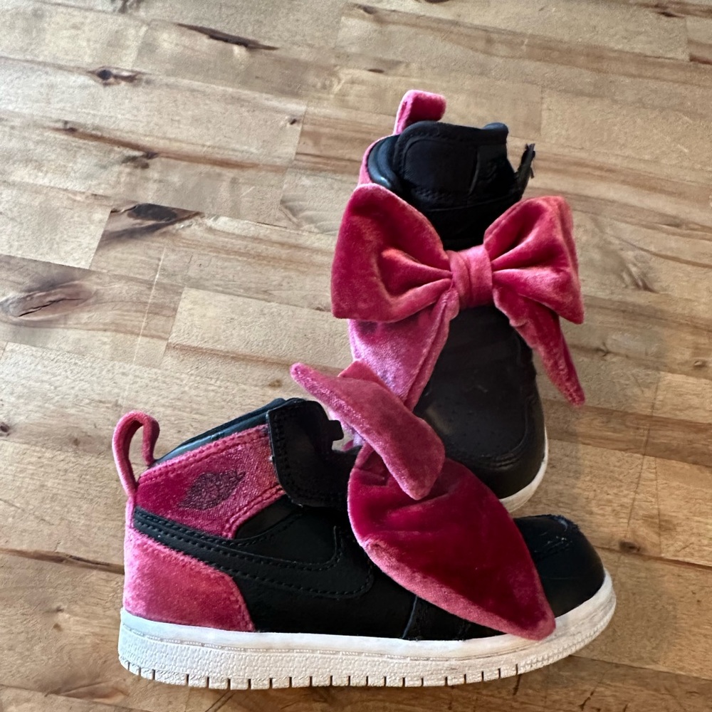 Air Jordan mid 1 bow